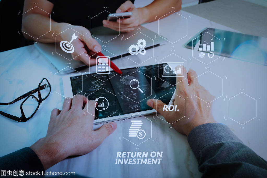 用于改善业务的虚拟仪表盘中投资指标的 Roi 回报。商务团队会议出席。照片专业投资者使用新的启动项目。财务经理会议